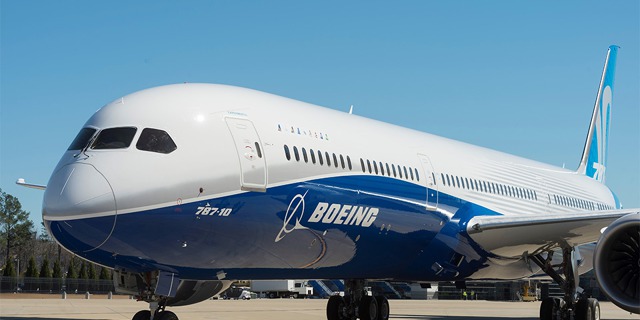 B787-10 Dreamliner na ploše továrního letiště. Foto: Boeing 