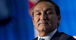 SEO United Airlines Oscar Munoz se za incident s cestujícím omluvil a společnost oznámila řadu změn v praktikování tzv. overbookingu. Svou pozici tak zdá se ustál. Foto: Time.com