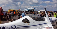 Dynamic WT-9 OK-LEX na Runway Festivalu 2017 na Letišti Václava Havla Praha v sousedství letounu Lisunov Li-2. Foto: Jan Dvořák img_20170610_110216_1240x930.jpg