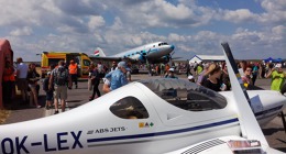 Dynamic WT-9 OK-LEX na Runway Festivalu 2017 na Letišti Václava Havla Praha v sousedství letounu Lisunov Li-2. Foto: Jan Dvořák