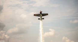 Už ve středu 14. června začnou na letišti v Počátkách čeští piloti bojovat o titul Mistra ČR v akrobatickém létání. Zdroj: Aeroklub Chotěboř 