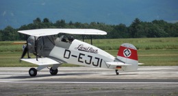 Bücker Bü 133 Jungmeister jednoho z členů GHF. Letoun nese zbarvení v jakém na tomto typu létala německá akrobatická pilotka Liesel Bachová, mistryně Evropy z roku 1937. Foto: Michal Beran