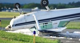 Silná bouře poničila několik malých letadel na letišti Lehigh Valley v Hanover Township v Pensylvánii. Zdroj: LehighValleyLive.com