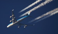 contrails_of_klm_boeing_747-400_over_khimki_22-oct-2011.jpg