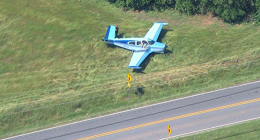 Pilot tohoto stroje Beechcraft Bonanza BE35 přistál nouzově u hlavní silnice. Foto: fox5atlanta.com 