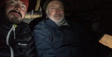 Jan Smrčka s Alešem Vašíčkem v noci při letu nad Bodamským jezerem. Foto: @DvaFousaci djotulvwaaeydco.jpg