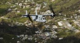 V-22 Osprey letí nad ostrovem Portroiko 7. října 2017. Na jeho palubě byli členové amerického kongresu, kteří monitorovali následky ničivého hurikánu Maria. Foto: Sgt. Joshua L. DeMotts 