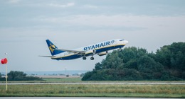 Rynair operuje z pardubického letiště přímé lety do Londýna. Foto: Facebook Letiště Pardubice