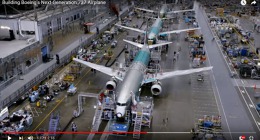 Montáž B737 NG na výrobní lince Boeingu v Everettu. Zdroj: Video YouTube Boeing