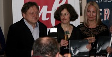 Jiří Rajlich, vnučka pana Sitenského Adéla Kándlová a Lenka Klicperová při křtu knihy Peruť 312. Foto: Miloš Dermišek, Flying Revue křest_knihy_-_paní_lenka_klicperová,_vnučka_pana_sitenského_adéla_kándlová_a_jiří_rajlich_1280x811_-min.jpg