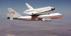 První let sestavy B747-123 SCA a raketoplánu Enterprise. Zdroj: NASA space-shuttle-enterprise-captive-flight-test-18-february-1977.jpg