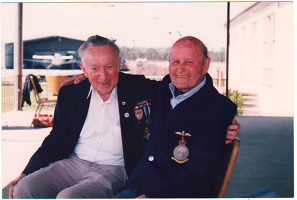 16._9._1999,_raaf_williamtown,_společná_fotka_jardy_nováka_a_vládi_nedvěda....jpg