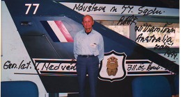 Návštěva gen. Vladimíra Nedvěda u 77. squadrony RAAF ve Williamtownu, září 1999.