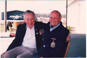 16._9._1999,_raaf_williamtown,_společná_fotka_jardy_nováka_a_vládi_nedvěda....jpg