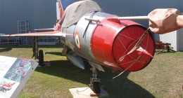 Mikojan Gurjevič MiG-21U. Spárka polského letectva, vyrobená a dodaná z ČSSR v listopadu roku 1973 k 34. stíhacímu leteckému pluku na základnu Gdynia – Babie Doly. V srpnu 1991 byl tento stroj vyřazen ze služby a o rok později prodán do Austrálie.