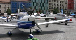 Slavná letadla uplynulého století československého leteckého průmyslu: Zlín Z-42 a L-29 Delfín. 