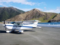Cessna 172 Jiřího Pruši po přistání na pláži v oblasti Marlborough Sounds na Novém Zélandě. 15_1280x853.jpg
