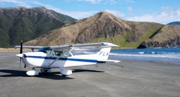 Cessna 172 Jiřího Pruši po přistání na pláži v oblasti Marlborough Sounds na Novém Zélandě. 