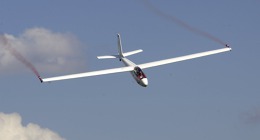 Akrobatické vystoupení s Blaníkem předvedl známý český pilot Miloš Ramert. Foto: Olaf Deutsch