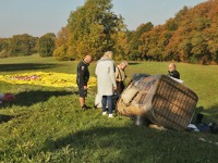 posádka_a_členové_stíhací_skupiny_po_přistání_balónu_ve_francii._800x500.jpg