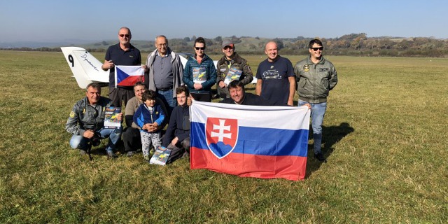 Českou vlajku můžete 28. října 2018 pro zapsání do rekordu využít i takto. My jsme se fotili před OK-LEX na slovenském letišti Očová.