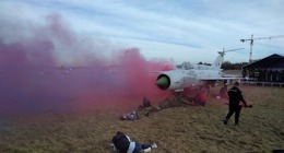 MiG-21MF 2410 výr. čísla 96002410 představuje hořící stroj po pádu mezi diváky. Letiště Letňany 1. listopadu 2018. Foto: Jan Dvořák, Flying Revue 