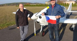 Epxedice je u konce. Jiří Pruša s Milošem Dermiškem na finální fotografii z domovského příbramského letiště po posledním přistání v rámci této expedice 26. října 2018. 