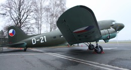 Douglas DC-3A ev. č. D-21 na kbelském letišti po slavnostním převzetí do sbírek VHÚ Praha. Foto: vhu.cz