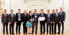 Tým PBS Velká Bíteš, a.s., na slavnostním vyhlášení na Pražském hradě (zleva): Ing. Burian Pavel – hlavní auditor, Ing. Tomáš Chaloupka – systémový manažer kvality, Ing. Novotný Tomáš – HR Business Partner, Ing. Drahomír Jeleček – ředitel divize Industry,, Mgr. Andrea Drlá – ředitelka úseku lidských zdrojů, Ing. Luděk Švenda – ředitel kvality, Ing. Milan Macholán – generální ředitel, Ing. Roman Kolka – ředitel divize letecké techniky, Ing. Pavel Prokeš – ředitel galvanovny, Mgr. Zdeněk Káňa – vedoucí technické kontroly, Ing. Pavel Pešek – interní auditor. Zdroj: PBS Velká Bíteš 4e0a5261_1280x853_-min.jpg