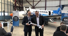 Ing. Jan Klas, ředitel ŘLP, s.p., při přebírání letounu Beechcraft King Air 350 pro kalibrační letku. Foto: ŘLP ČR 