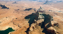 Skalní útvary na okraji Lake Powell, Arizona, USA.