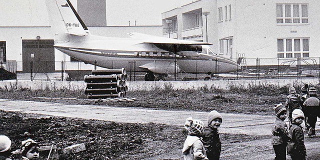 Od konce roku 1983 do roku 1991 sloužil XL-410 v.č. 001 jako herní prvek v podnikové mateřské školce Let Kunovice - Na Bělince. Foto: archiv LMKU 02_bělinka_1225x893_-min.jpg