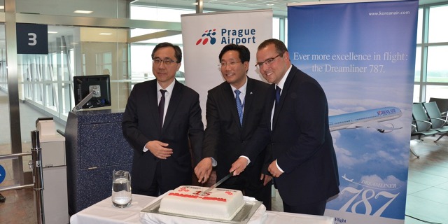 prague_airport_korean_air_15anniversary-min.jpg