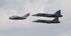 MiG-15UTI 2514 v doprovodu letounů JAS-39 Gripen. Zdroj: AP 028.jpg
