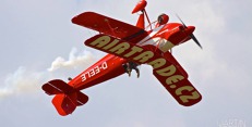 Boeing Stearman při akrobatické ukázce. Zdroj: AP d-eele.jpg