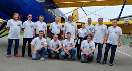 Misijní tým před odletem z Jihlavy ve čtvrtek 6. 6. 2019. Zleva stojí:  Libor Paszek - mechanik, Jihlava Air Service, Viktor Wildner - spolupracovník CSC, František Mikulík - člen výboru - ekonom CSC, Pavel Slavík – letecký historik, čestný člen CSC, Jiří Soukup – letecký historik, Art Gallery Jindřichův Hradec, Marie Kratochvílová – logistika, CSC, Mgr. David Šterba – pilot - navigátor An-2, Jihlava Air Service, Zdeněk Sadecký - předseda CSC, Jaroslav Kaprál velitel -pilot An-2, Jihlava Air Service. Zleva v podřepu: Zbyněk Smetana – kameraman, Airzone TV, Petr Radoch - spolupracovník, Jiří Hofmann - spolupracovník CSC, Jan Dvořák – redaktor, Flying Revue.