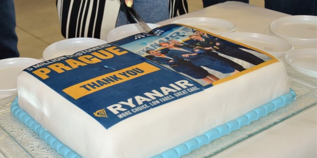 ryanair_prague_aiport_cake_1280x836_-min.jpg