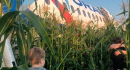 Airbus A321 Ural Airlines s 234 lidmi na palubě přistál nouzově v kukuřičném poli. Všichni přežili