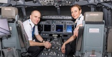 Pohled do kokpitu simulátoru B737 v CATC Praha. Foto: CATC Praha kpmlú-min.jpg