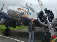 Výherce soutěže Flying Revue o let Beechcraft C-45 Expeditor Southern Comfort manželů Bezděkových z Pure Aviation Lucián Lesňák na letišti Praha Letňany před odletem. Foto: Jan Dvořák 20190907_092441_hdr_1280x720_-min.jpg