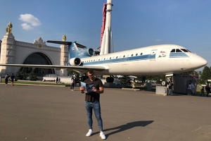 Dmitrij Jurin vzal Flying Revue na výlet do Moskvy. Zde v blízkosti Jak-42 na Výstavě úspěchů národního hospodářství. Foto: Archiv Dmitrije Jurina img-6657_2_-min.jpg