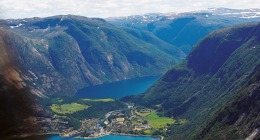 Pohled do fjordu Hardanger při průletu.