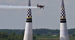 Petr Kopfstein mezi pylony před českými fanoušky na Aviatické pouti 2019. 