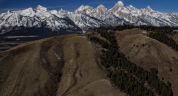 Yellowstone ze vzduchu aneb Scénický let s neplánovaným přistáním v národním parku.