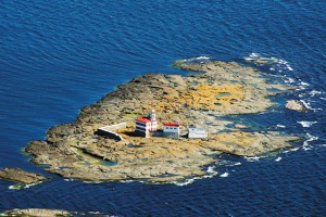 Ostrov, jehož polovina patří Finsku a polovina Švédsku. ostrov_rozdělujici_zeme_19_exp14.jpg