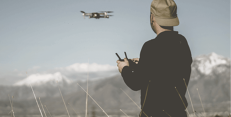 Kamery umístěné na dronech vám umožní nahlédnout tam, kam byste se sami nedostali. Natáčet ale nemůžete, cokoli vás napadne. Zdroj: ŘLP ČR man-1x.png