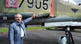 Ján Skladányi a MiG-23U ve kbelském leteckém muzeu. 