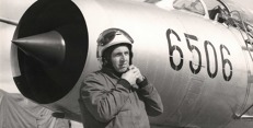 Sedmdesátá léta a Su-7BKL se svým pilotem Zdeňkem Kadlecem. Tento konkrétní stroj dnes můžete vidět v leteckém muzeu v Trenčíně. Foto: Archiv Z. Kadlece sedmdesátá_leta_a_su-bkl.jpg
