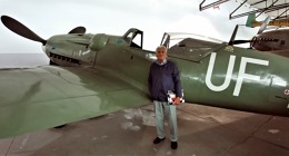 Mjr. v.v. Jan Oberfalzer před letounem Avie S-199. Foto Jan Dvořák