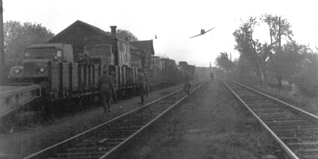 cvičný_útok_letounem_jak-11_na_vlakový_transport._přelom_50._a_60._let_minulého_století.0.jpg